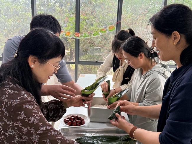 粽香四溢传温情 团结聚力迎端午——植物园工会开展“粽情端午 情暖职工”主题活动