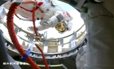 【群众新闻】陕西造“舱外之眼”首次上岗 神舟二十一号航天员出舱获高清视觉保障