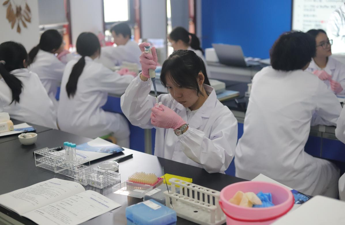 西安植物园开展中学生基因克隆探究实践活动